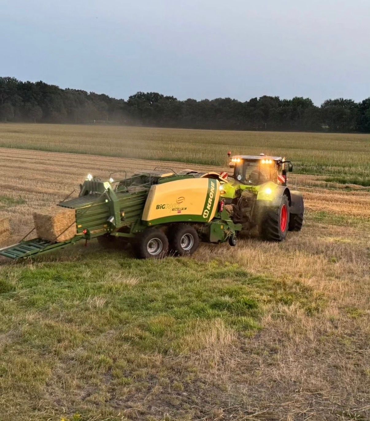 Krone BiG Pack Quaderballenpresse legt Strohpacken auf dem Stoppelfeld ab