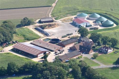 Luftaufnahme des Hofgeländes an der Kimmer Landstraße in Ganderkesee mit Hallen und abgestellten Maschinen