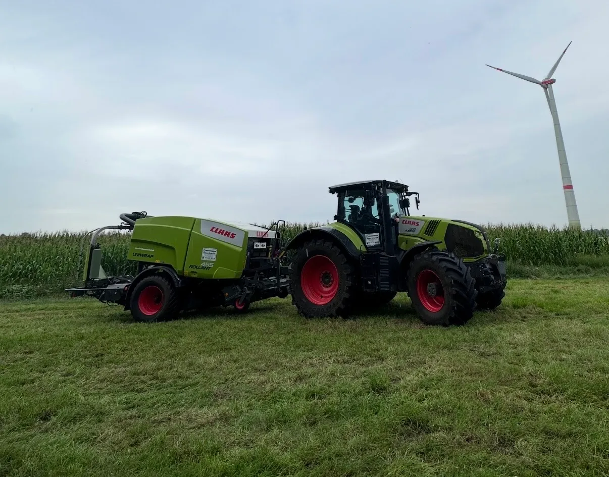Silageballen 1,30 m aus der Festkammerpresse, gewickelt auf der Wiese